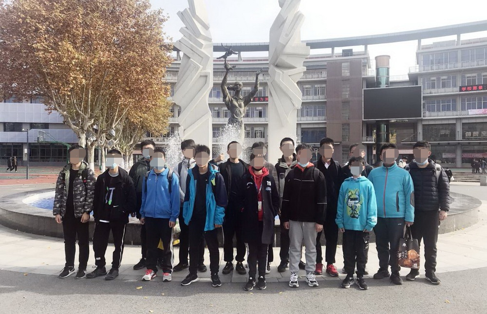 图为我校信竞队在考点拍摄的合照