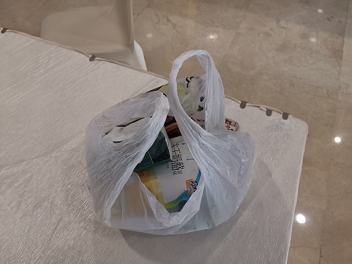 图为一大袋零食，系我校同学所带入考场的“行李”