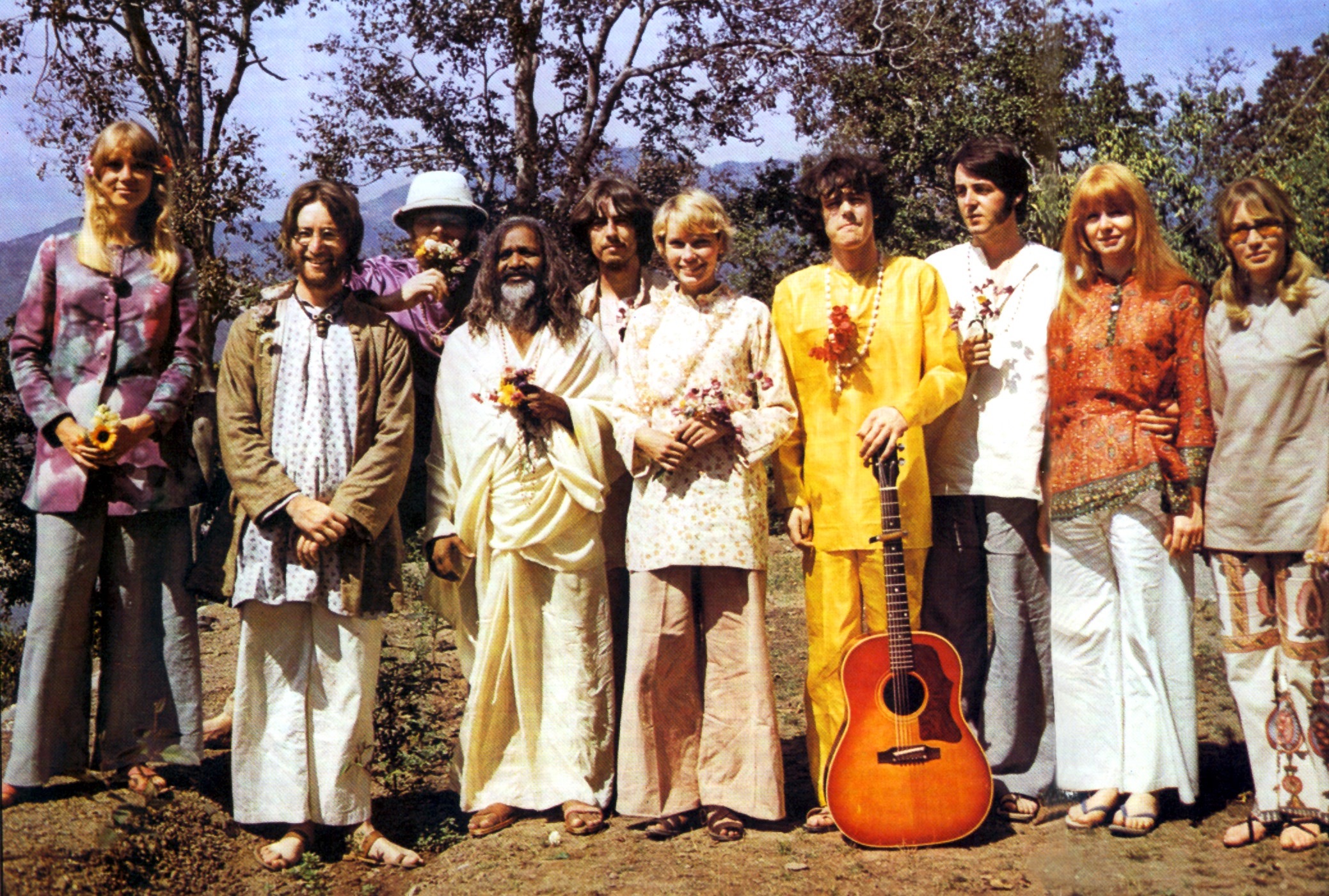 1968年3月，从左到右，Patti Boyd、John Lennon、Mike Love（海滩男孩），Mahareshi Mahesh Yogi，George Harrison，Mia Farrow，John Farrow（导演），Donovan，Paul McCartney，Jane Asher（演员），Cynthia Lennon。