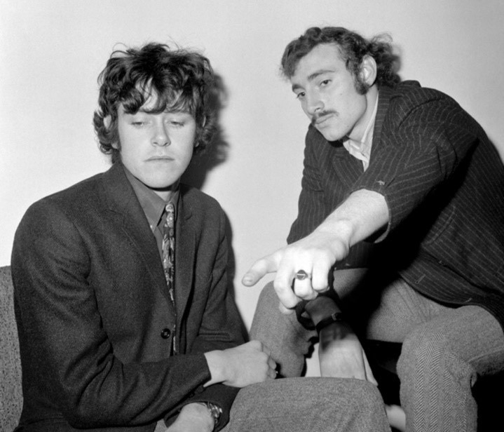 “1960年代,在伦敦“， Donovan看着照片说，“我和我最好的朋友 Gypsy Dave 甚至在成名之前就是公路战士。在某个录音室的某处，Gyp 指着我的咖啡，如果我想在清晨喝一些的话。很明显，我们不仅仅是喝过咖啡。”