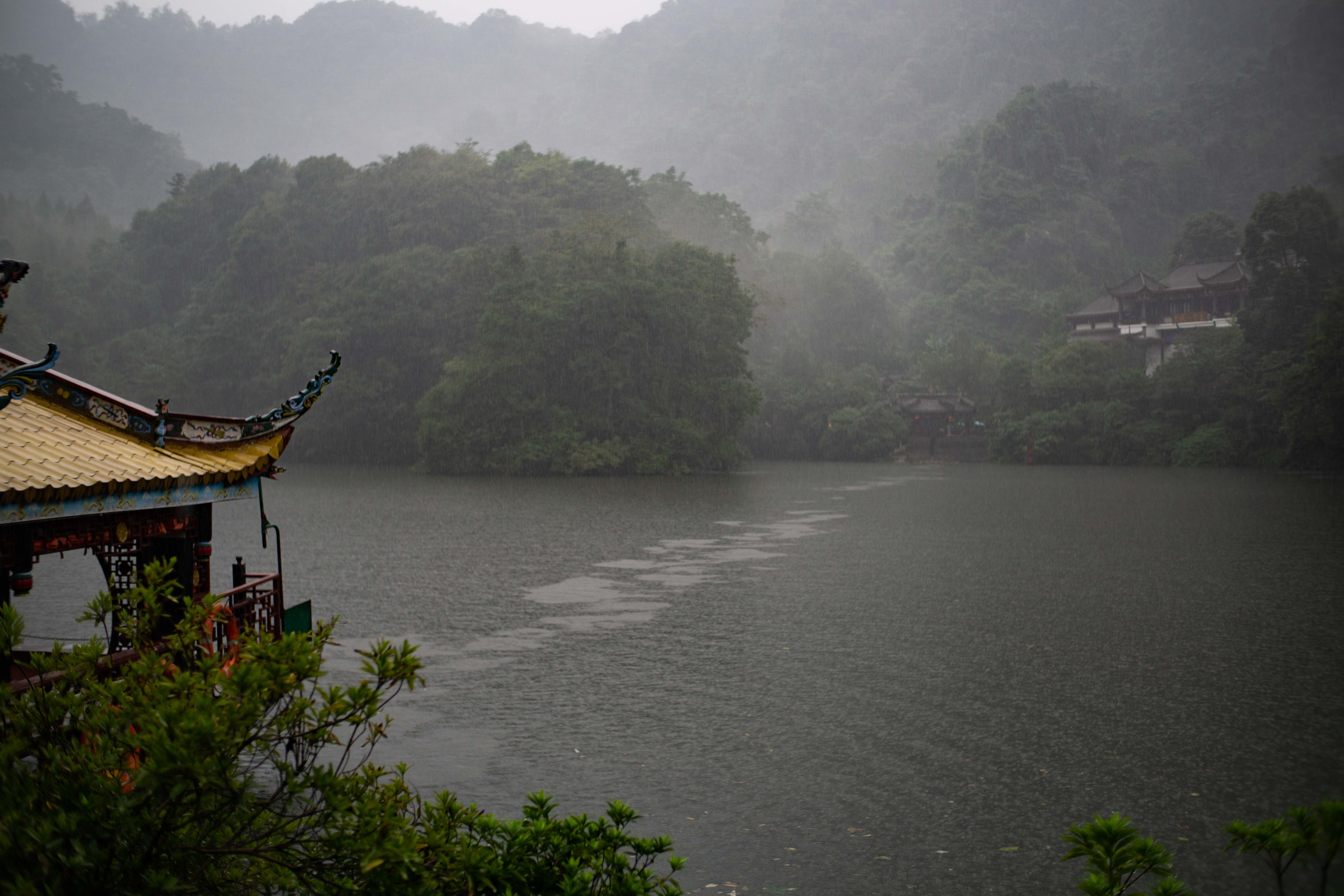 回望山雨朦胧