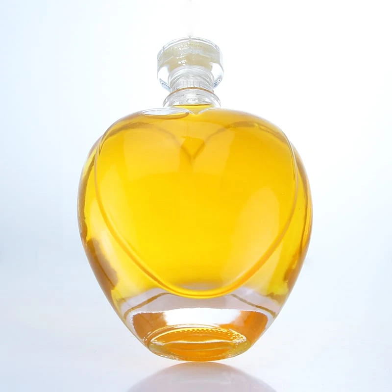 364-High quality clear glass bottle with heart logo on the body