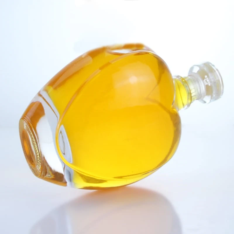 364-High quality clear glass bottle with heart logo on the body