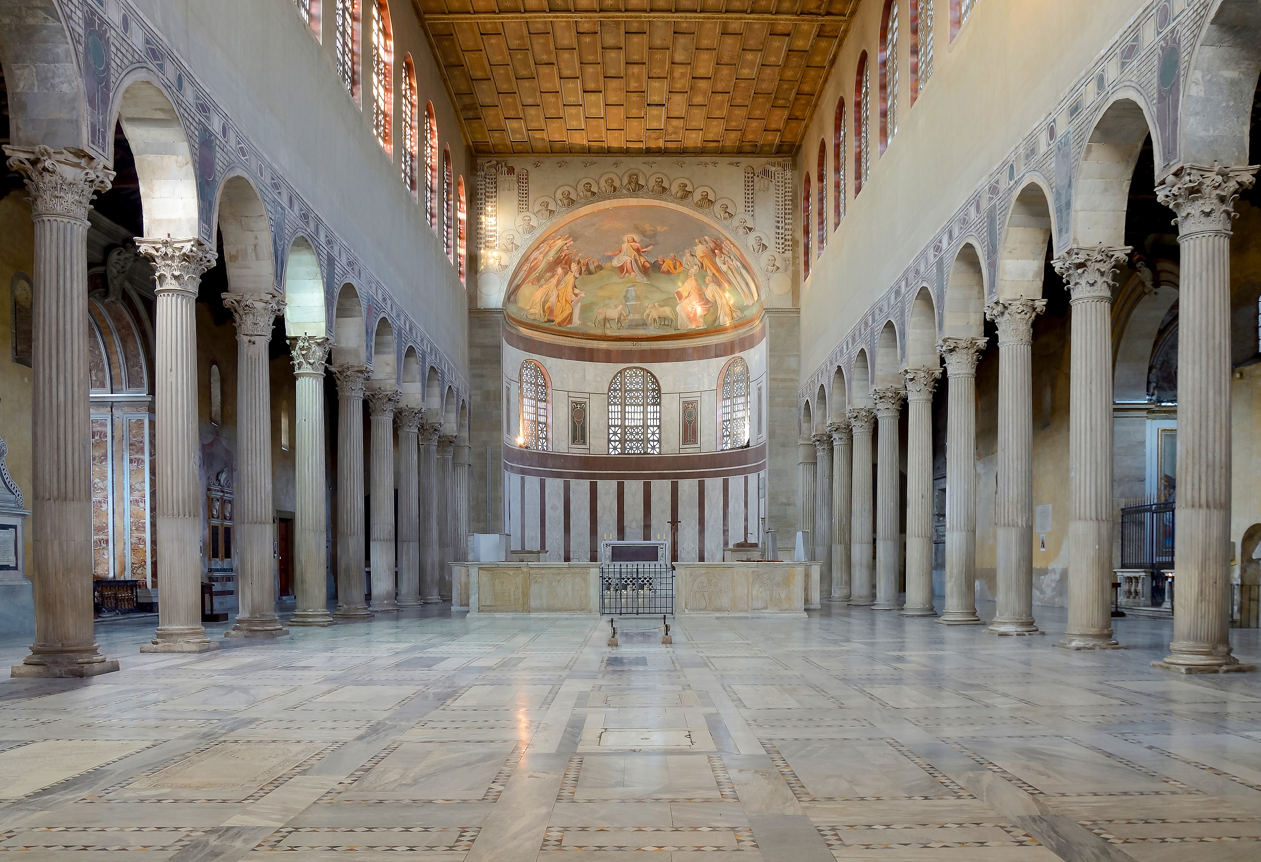 建成于432年的罗马圣萨比娜教堂的正殿和半圆室