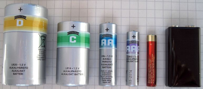 常见电池尺寸比较Lead holder - 自己的作品A side by side line up of D, C, AA, AAA, AAAA and 9V (PP3) batteries for comparison purposes.CC BY-SA 3.0