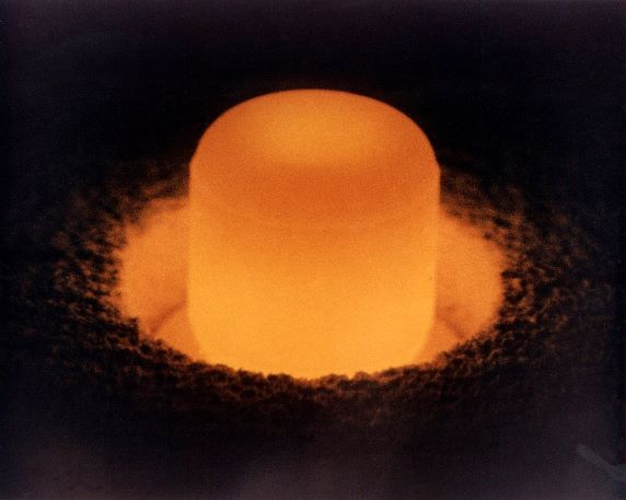 衰变放出巨大的能量使钚238加热至烧红的程度Department of Energy - http://www.doedigitalarchive.doe.gov/ImageDetailView.cfm?ImageID=2006407&page=search&pageid=thumbPlutonium-238 pellet under its own light. Pu-238, with a half-life of 87.7 years, is being used in space applications requiring a power source with a long service life. Pu-238 has a relatively high heat production rate which makes it useful as a power source. As a power and heat source, Pu-238 has also been used to power instruments left on the Moon by Apollo astronauts, navigation and weather satellites, and interplanetary probes. The interplanetary probe Pioneer-10, powered by a Pu-238 source, recently left the solar system. Image ID: 2006407