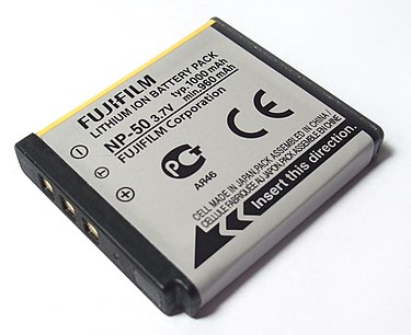 FujiFilm的NP-50锂离子电池 J. Ash Bowie -Fujifilm 3.7V Lithium-ion battery pack NP-50.CC BY-SA 3.0