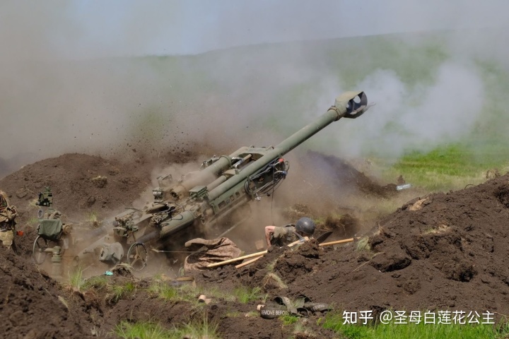 5月27日,乌克兰操炮手用M777榴弹炮发射.jpg