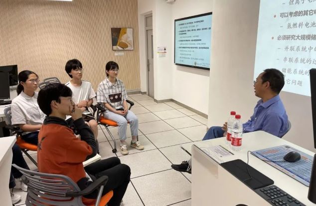 实践_座谈会.jpg