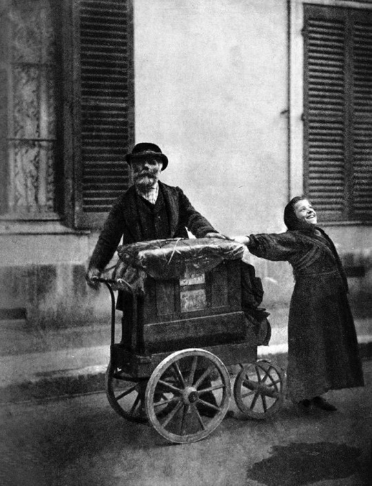 《Chanteuse de rue et joueur d'orgue de Barbarie》尤金.阿杰特，1898年