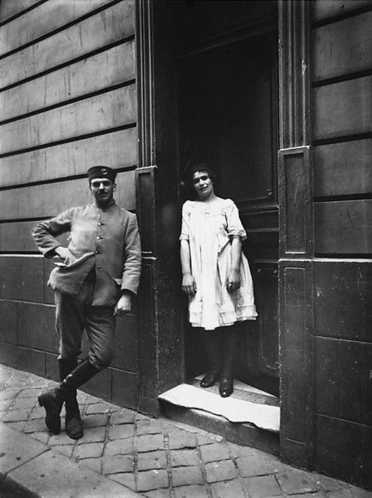 《Prostitute with soldier in Paris》，尤金.阿杰特，1920年