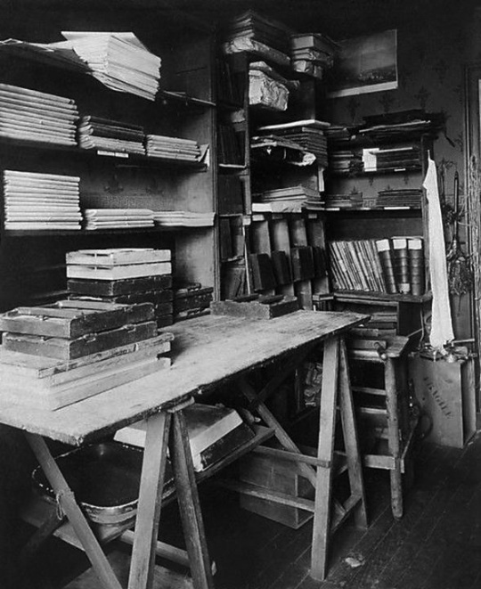 《Atget's Work Room with Contact Printing Frames》，尤金.阿杰特，1910年
