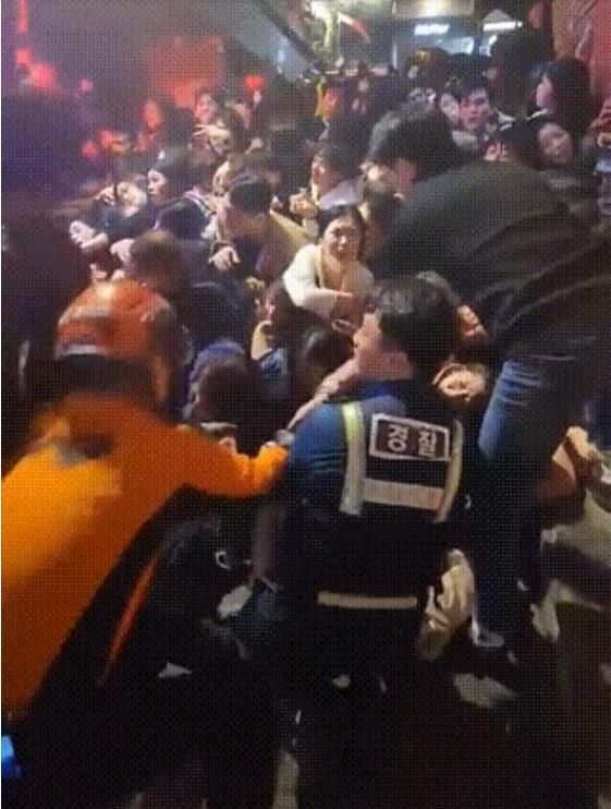 如何评价韩国踩踏能踩死100多个人?-孙笑川-谷姐靓号网
