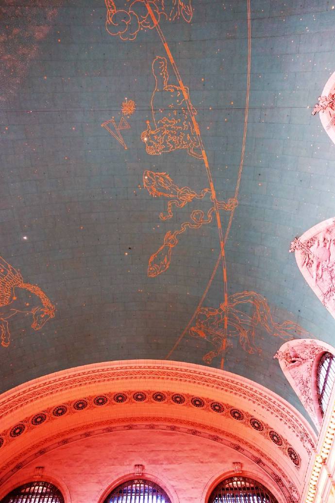 大厅穹顶有著名的“画反”的十二黄道星座图
