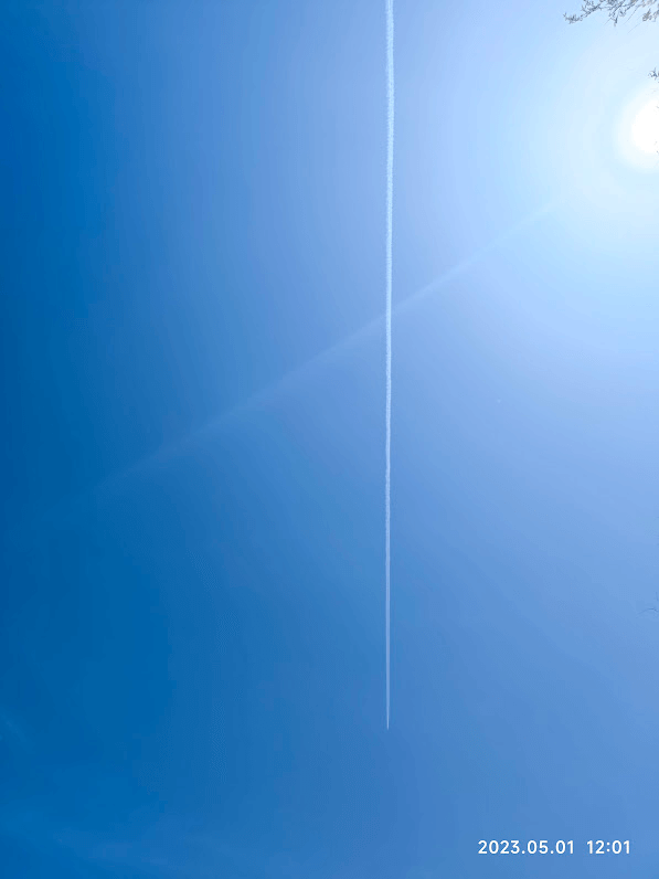 一张特写的飞机云。恰巧那天碰见了，在蓝天的衬托下显得格外漂亮，我的最爱。