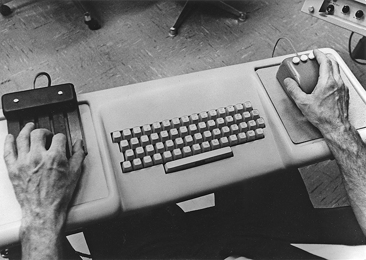 NLS 的 5 键和弦键盘、标准 QWERTY 键盘和 3 键鼠标。来源 The Doug Engelbart Institute
