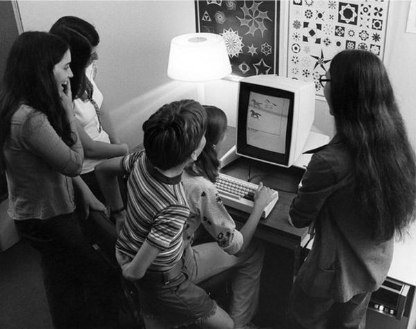 孩子们在 Alto 计算机上用 Smalltalk-72 制作动画。