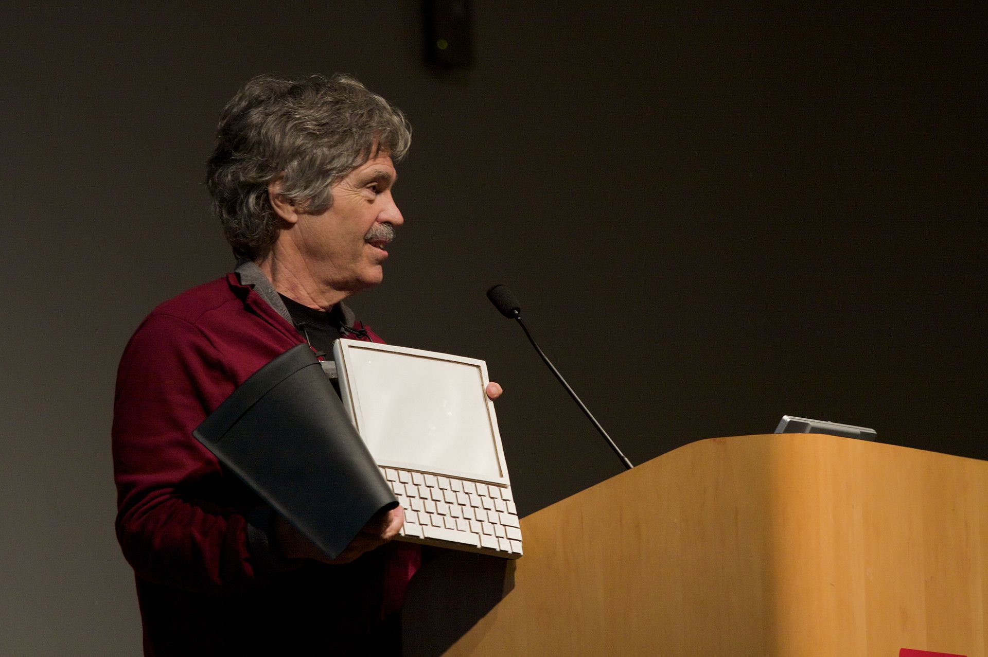 Alan Kay 手持 Dynabook 模型