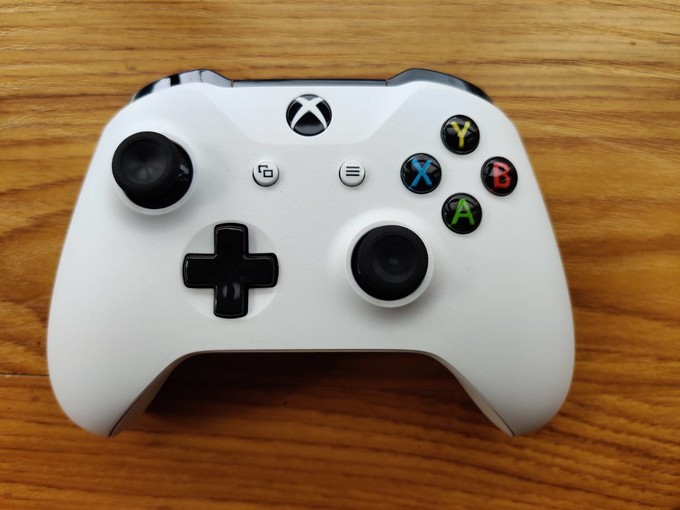 常见的游戏手柄 图为xboxone