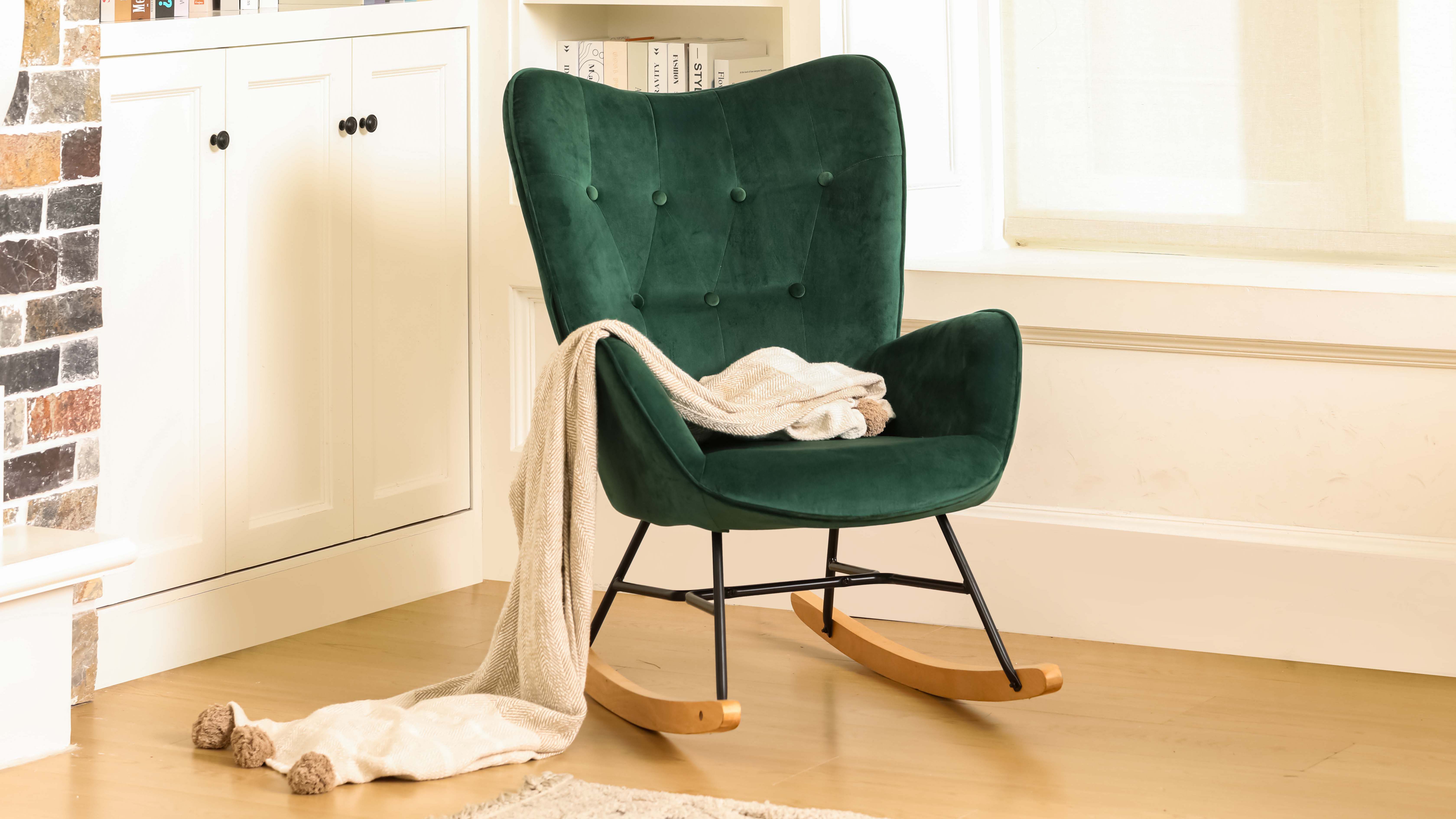 Fauteuil à bascule Scandinave velours vert pieds en bois clair - Conforama