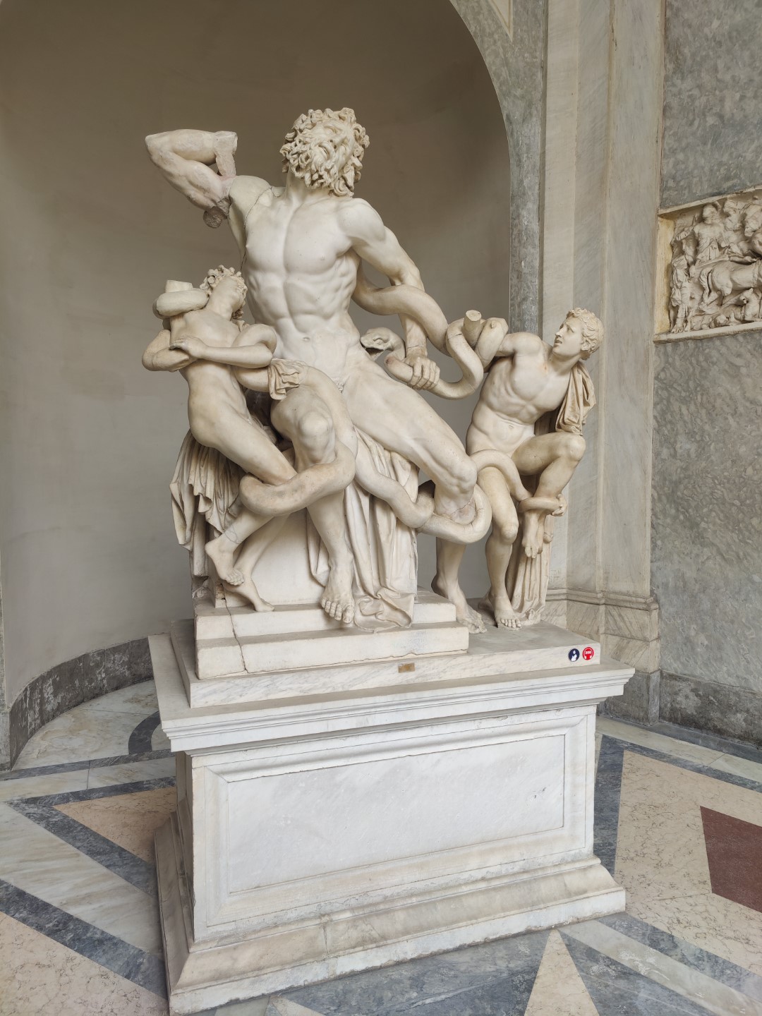 梵蒂冈博物馆里的《拉奥孔》，雕像右手手腕的翻折看着就疼