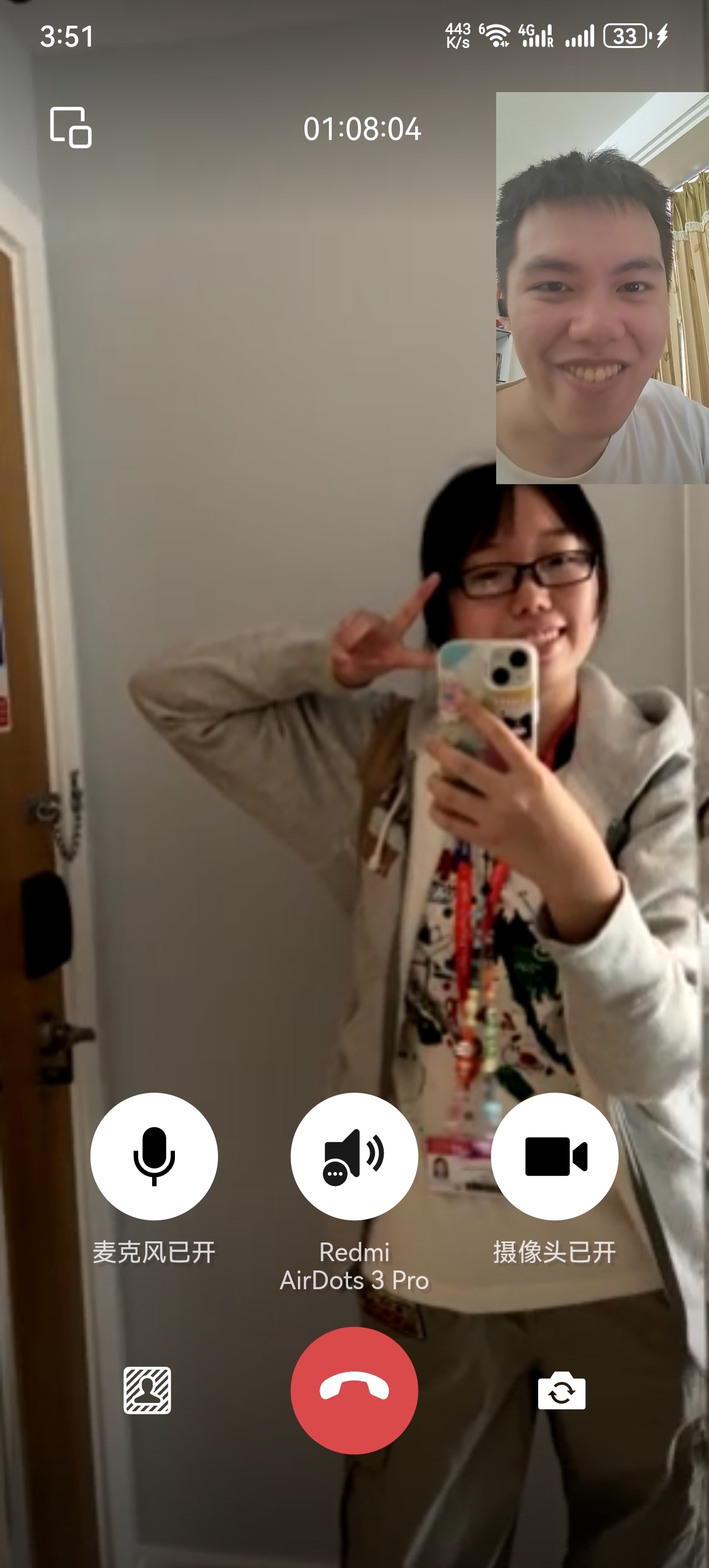 大美女王超超初临伦敦，小臭猪黄锷锷丑陋嘴脸