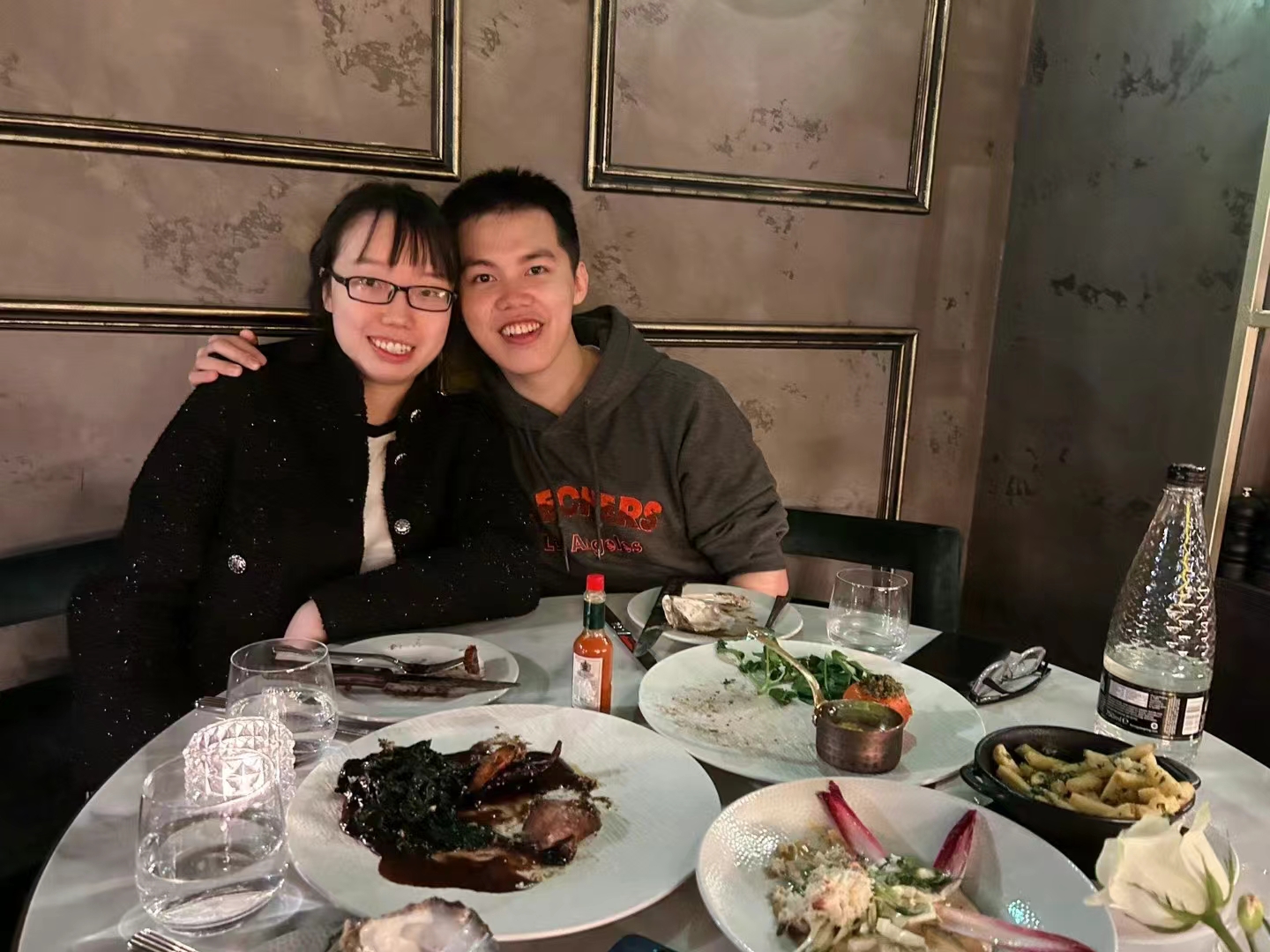 又长了一岁，幸福的小女孩和小男孩