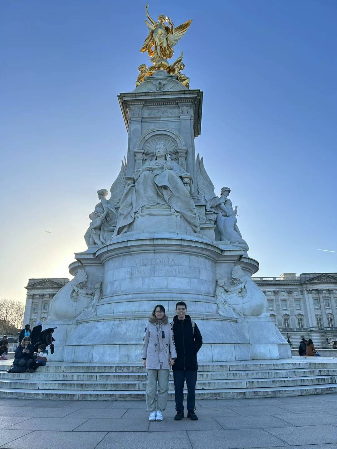 Photo in front of the statue at Buckingham Palace(*^▽^*)