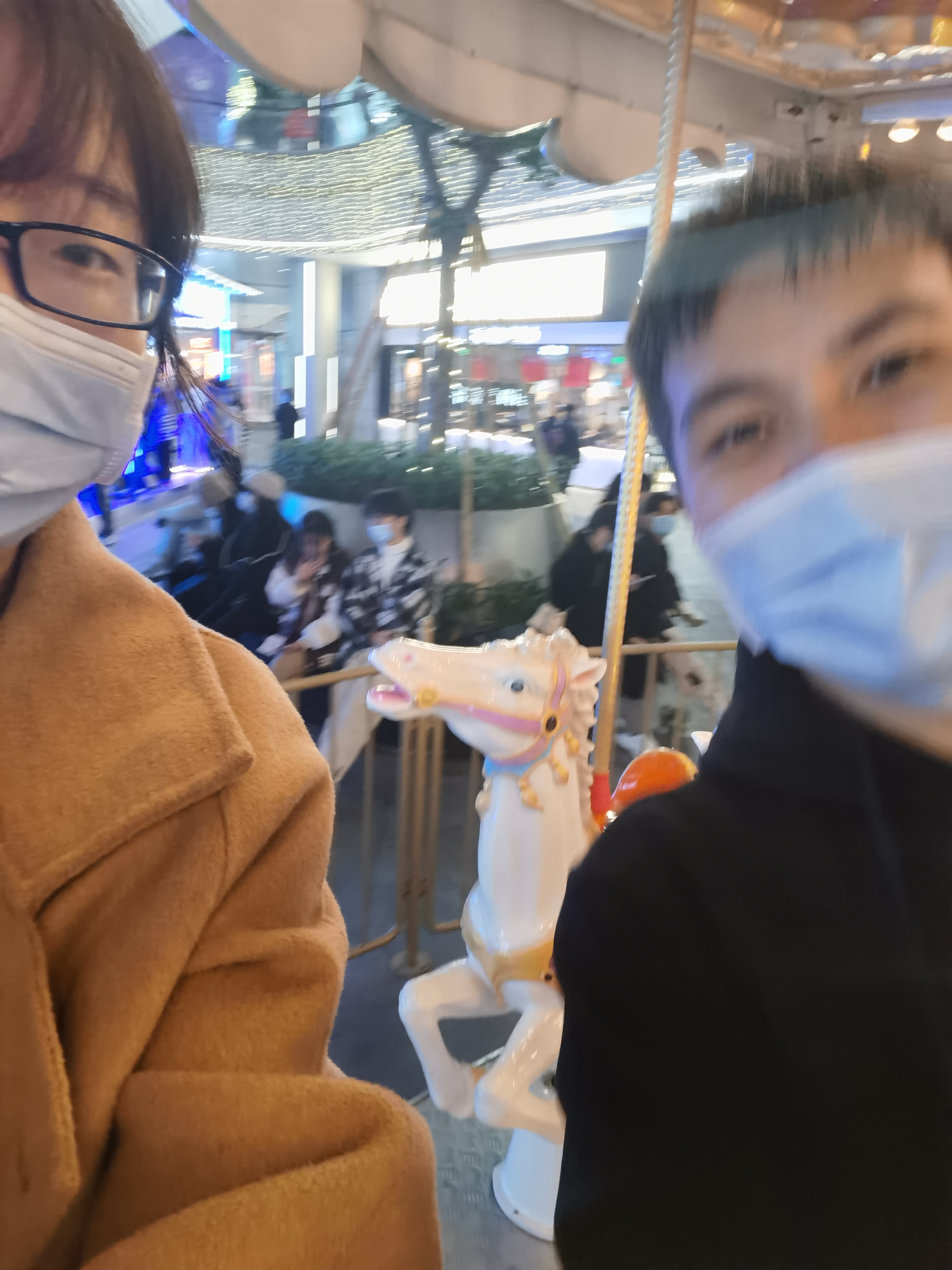 傻不拉叽坐旋转木马