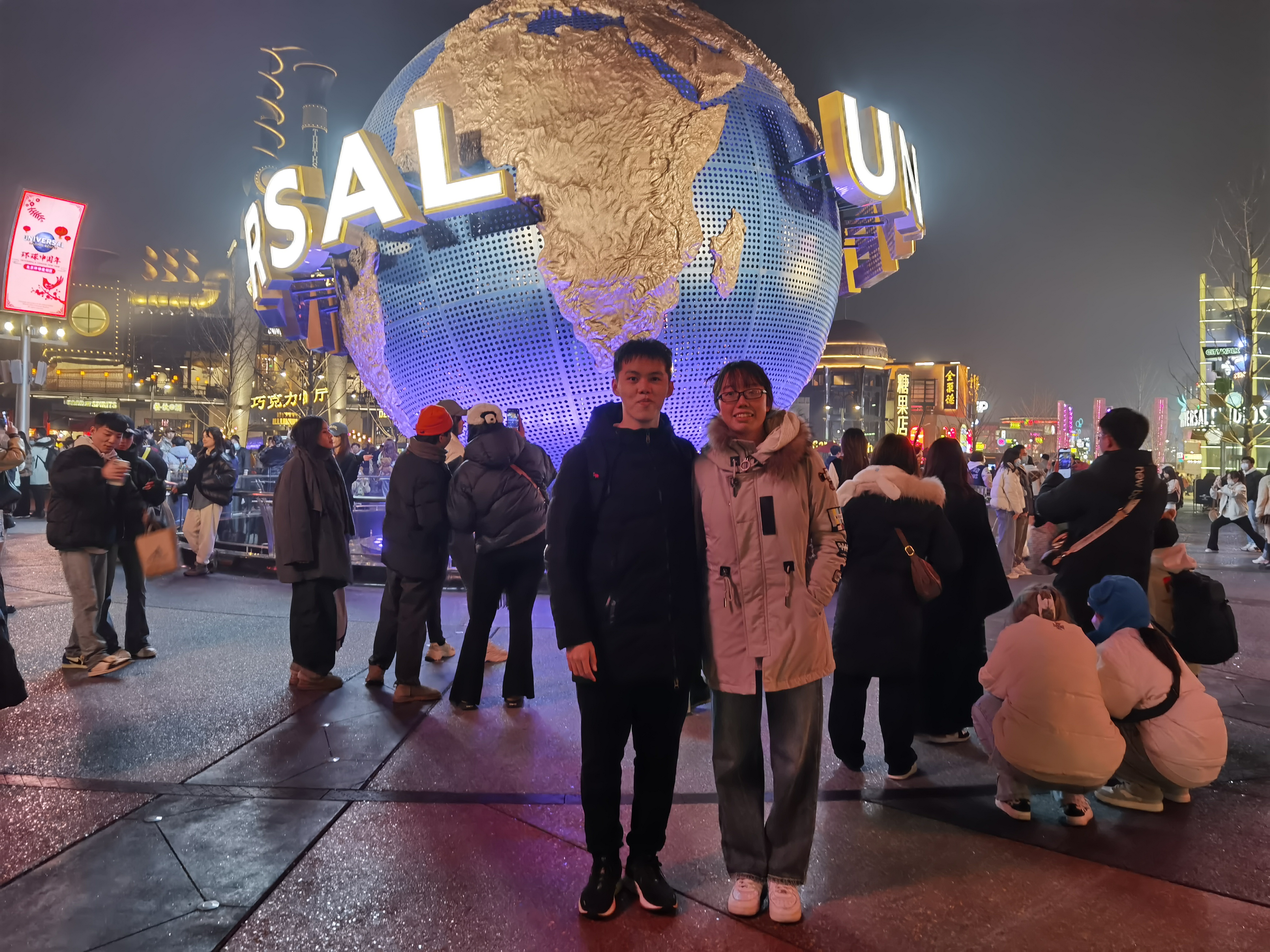 环球影城+1，路人帮忙拍的正儿八经合照