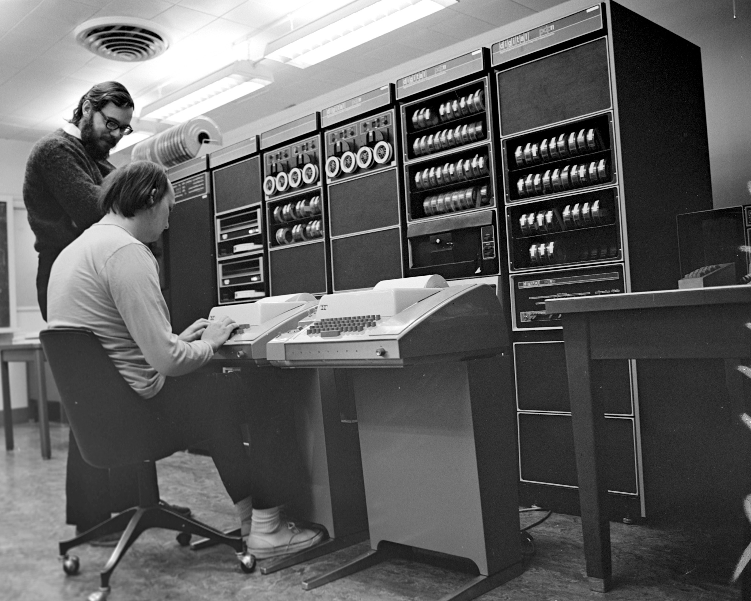 Ken_Thompson_(sitting)<em>and_Dennis_Ritchie_at_PDP-11</em>(2876612463).jpg