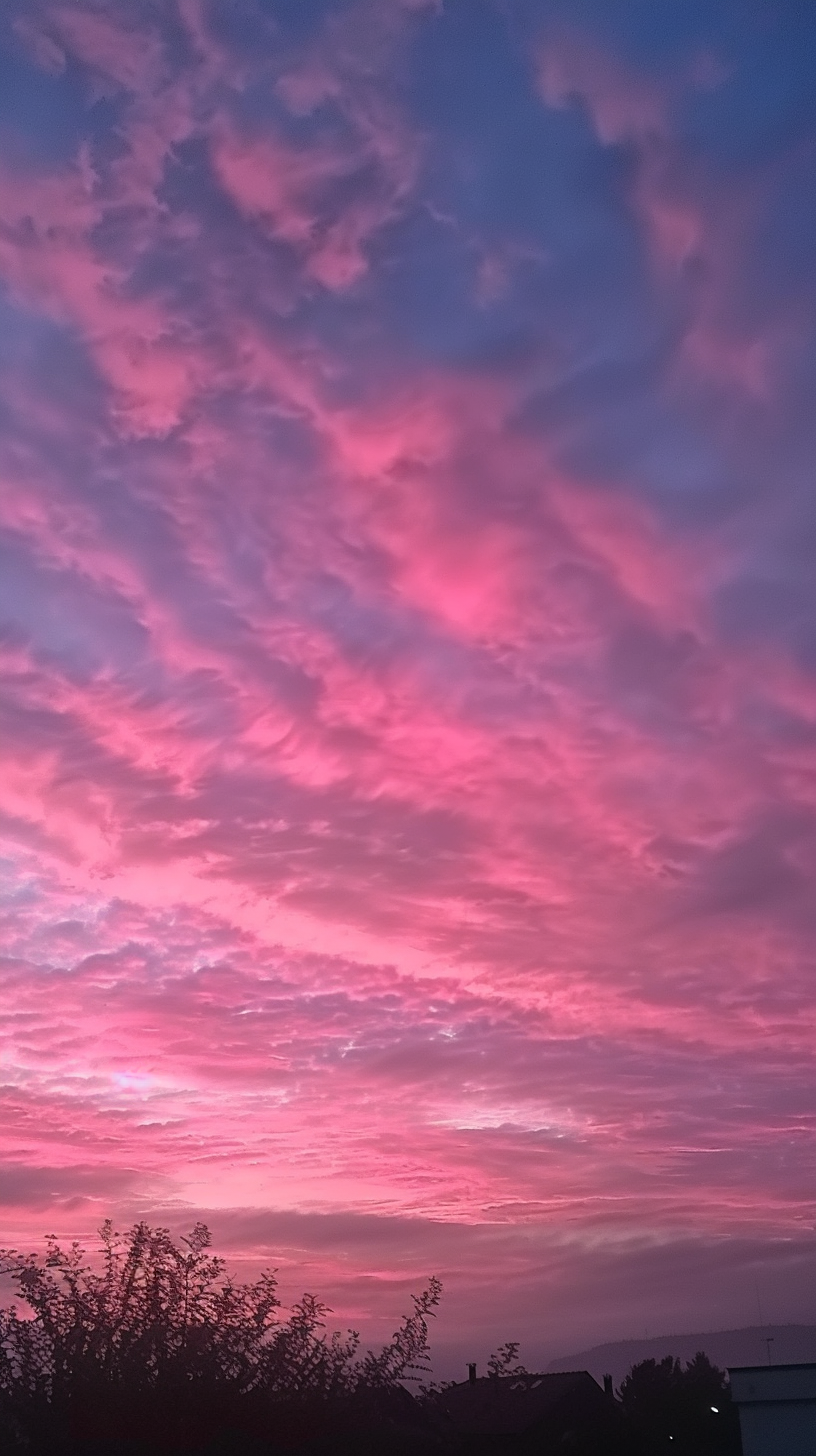 The sky is pink purple, the clouds are like waves, the shadows of the trees are reflected in the sky, and the sunset is beautiful.