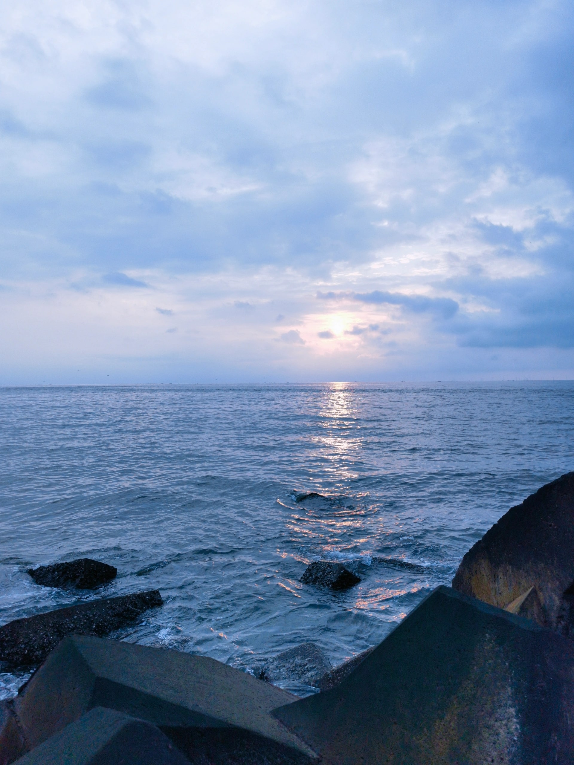 Seascape photo with a flat horizon, achieving horizontal alignment, taken with an iPhone.