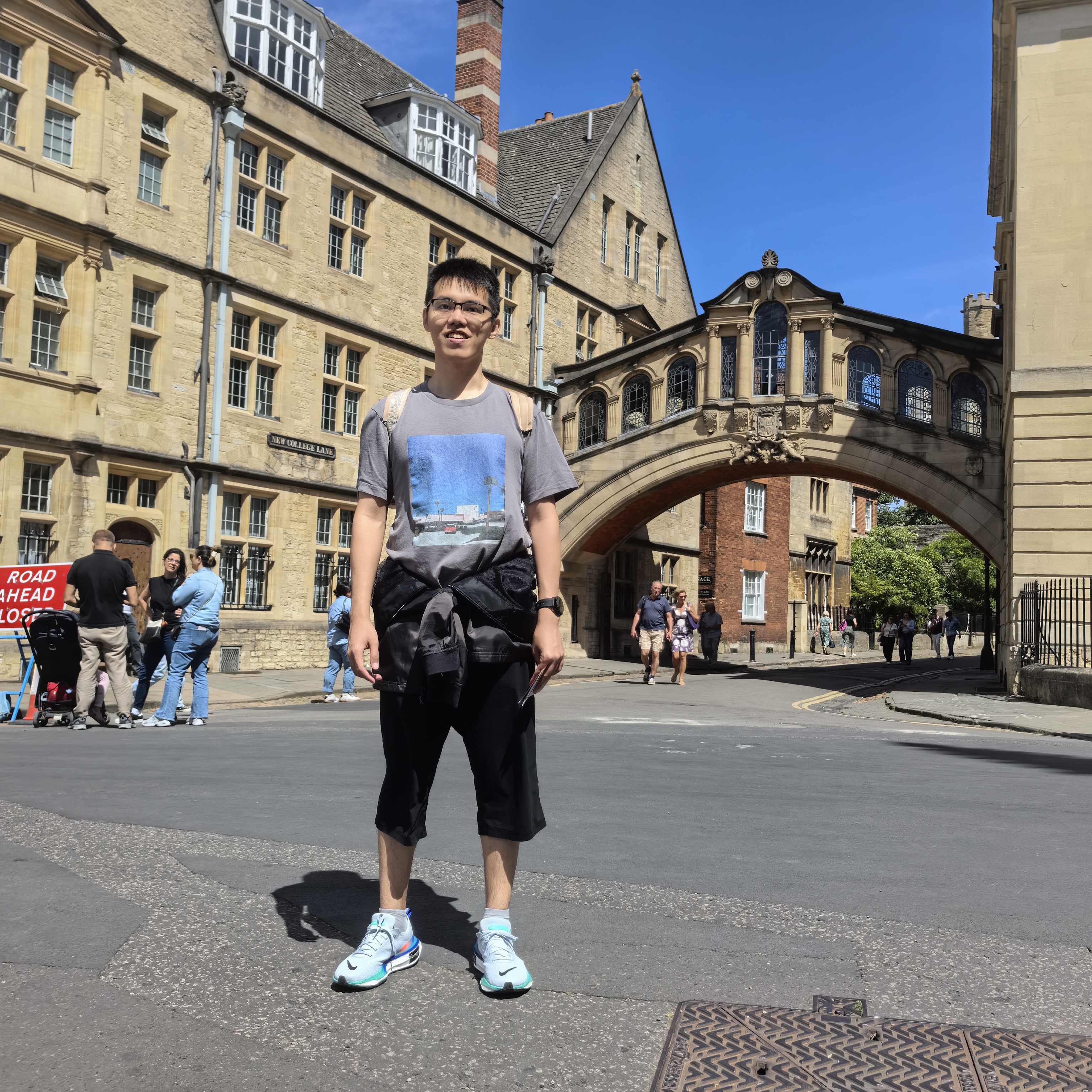 黄锷锷在牛津的叹息之桥下