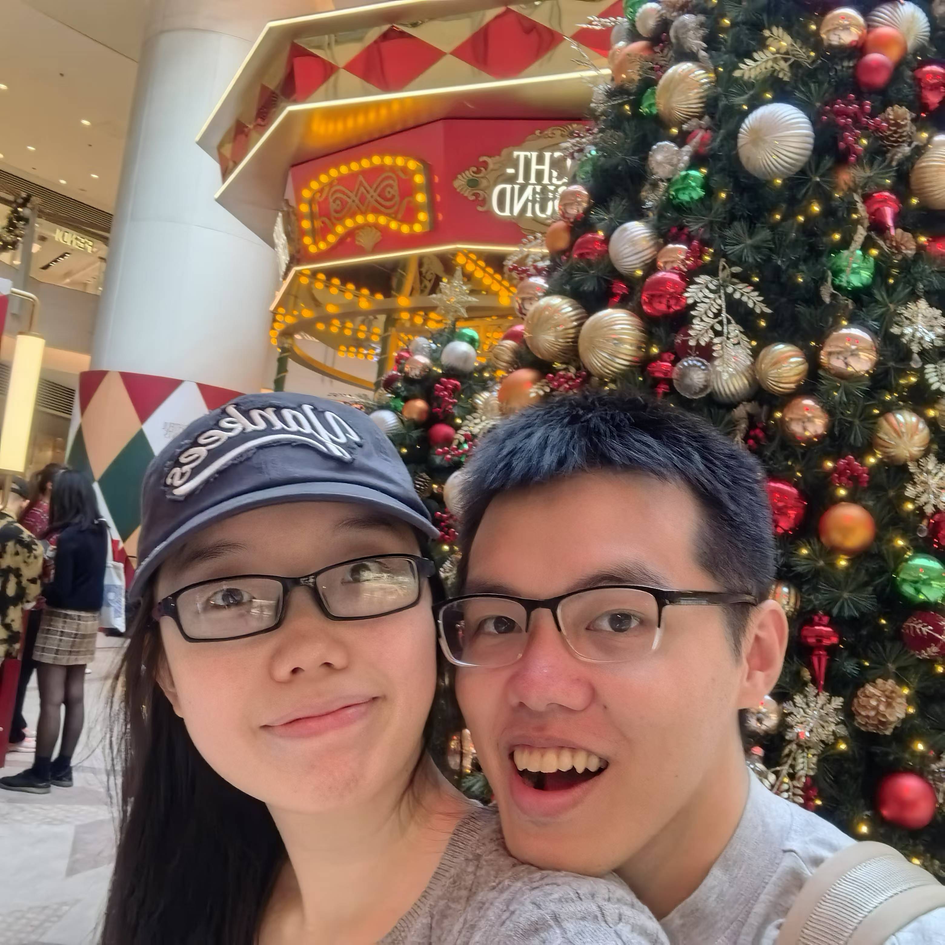 提前来HK过圣诞节，找了半天没找到想象中的巨大圣诞树，但只要在一起就很开心(*^▽^*)