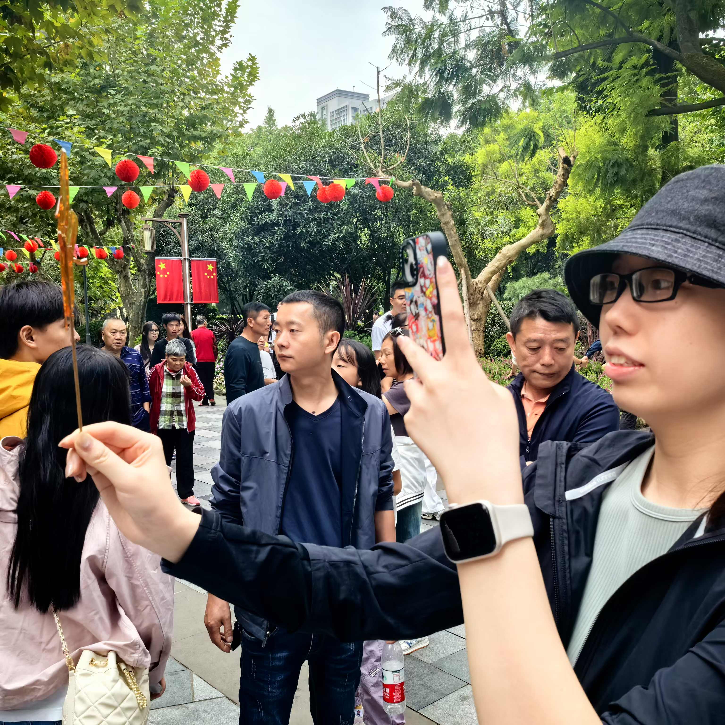 王超超拍糖画，黄锷锷拍王超超