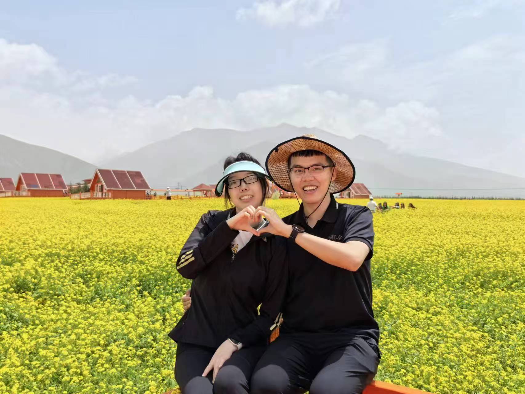 油菜花田前的合照~ by超超的爸爸