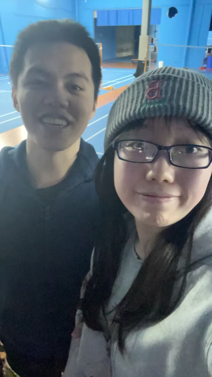 打羽毛球锻炼身体，拼尽全力战胜赘肉