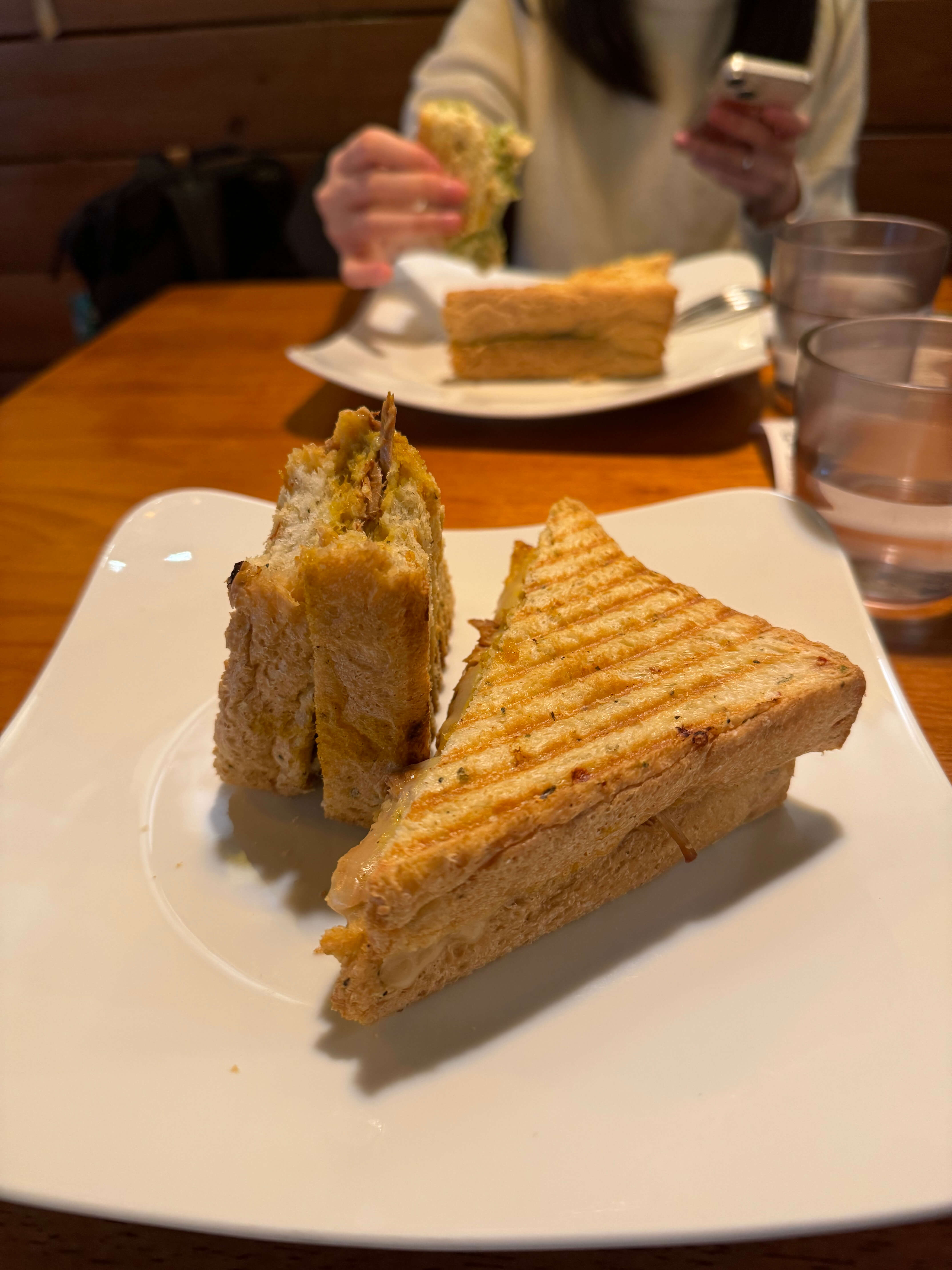 帕尼尼，烤得金黃酥脆，內餡濃郁