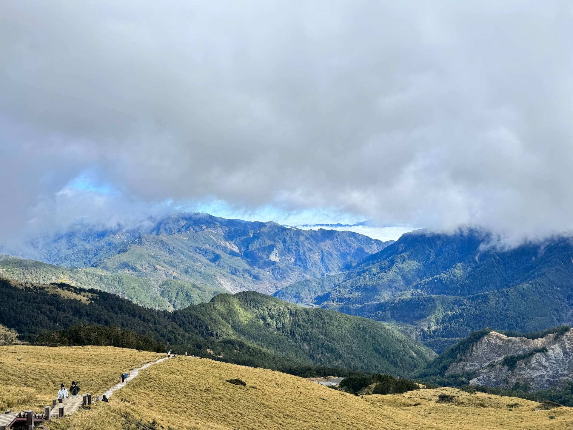 雲霧中的山峰，若隱若現