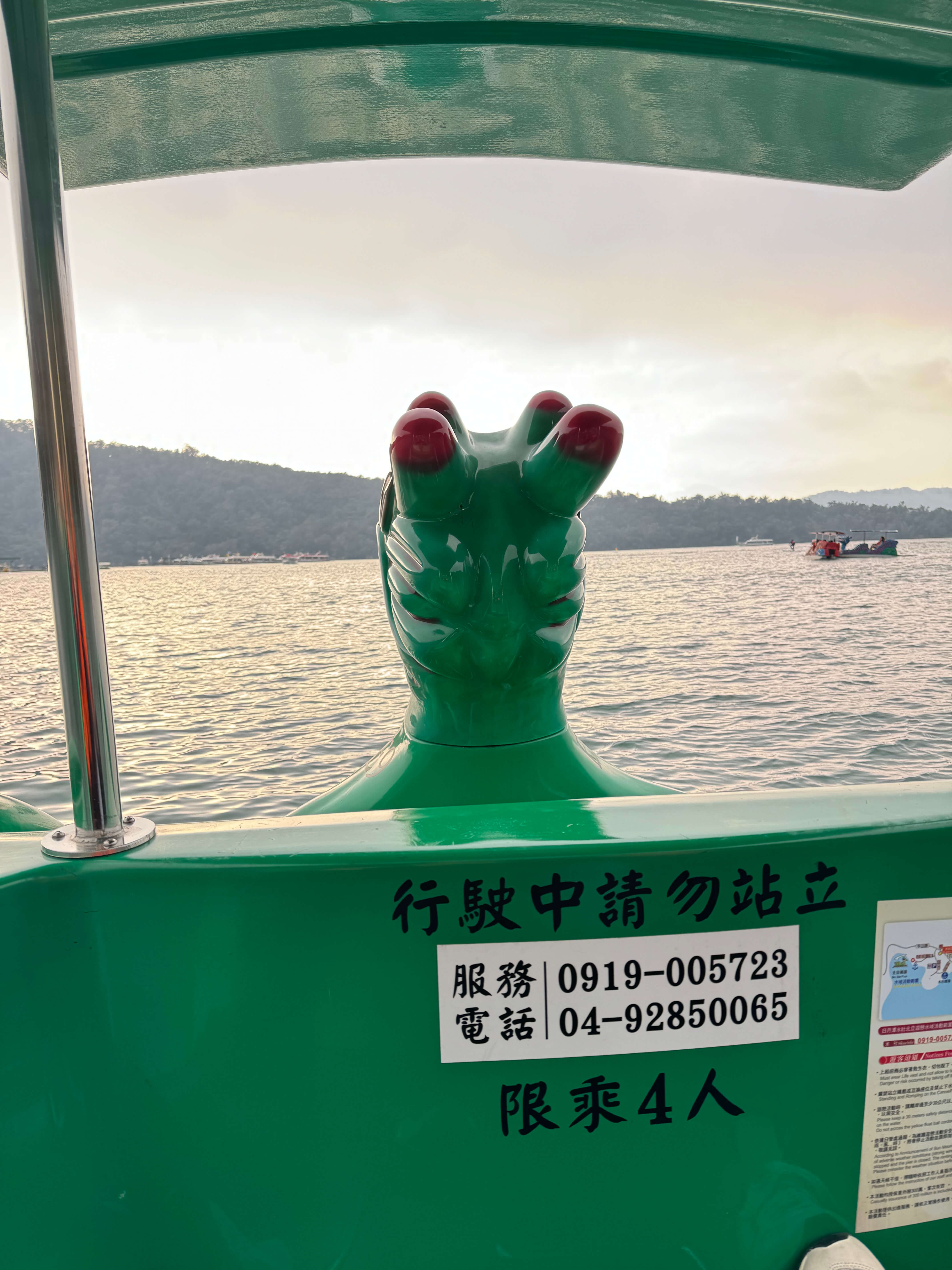 水上腳踏車體驗，雖然操控不容易，但樂趣十足