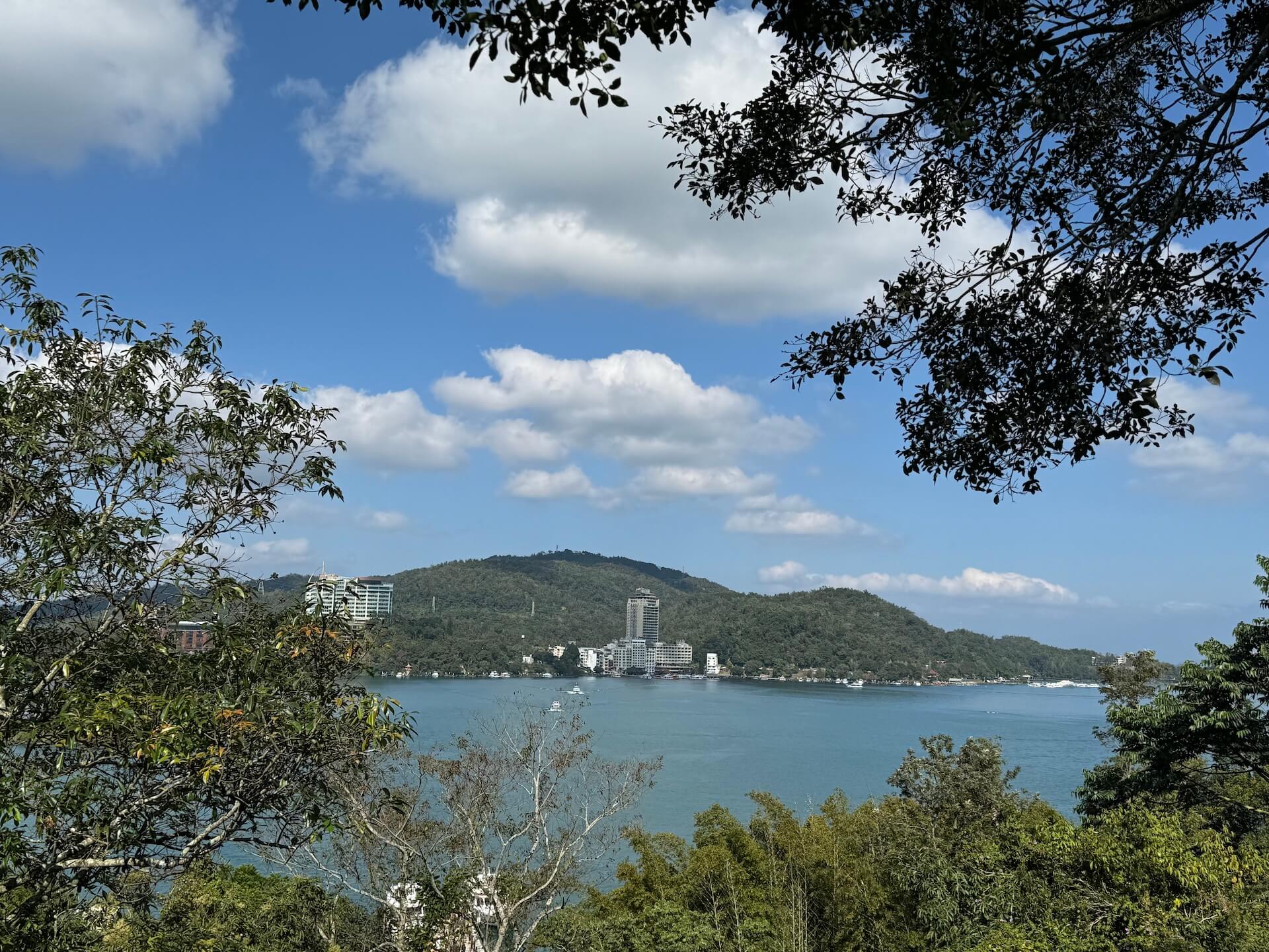 日月潭湖面風景