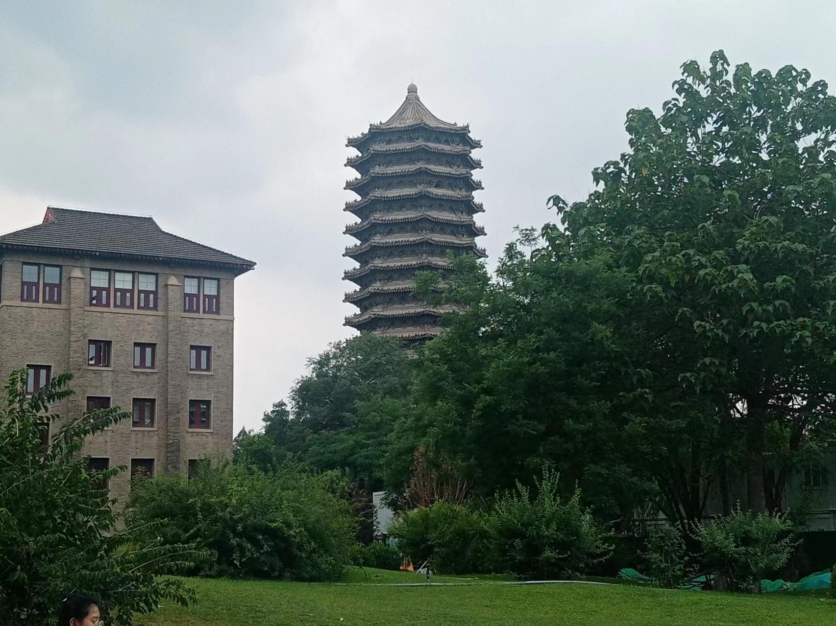 一座塔与校内景观