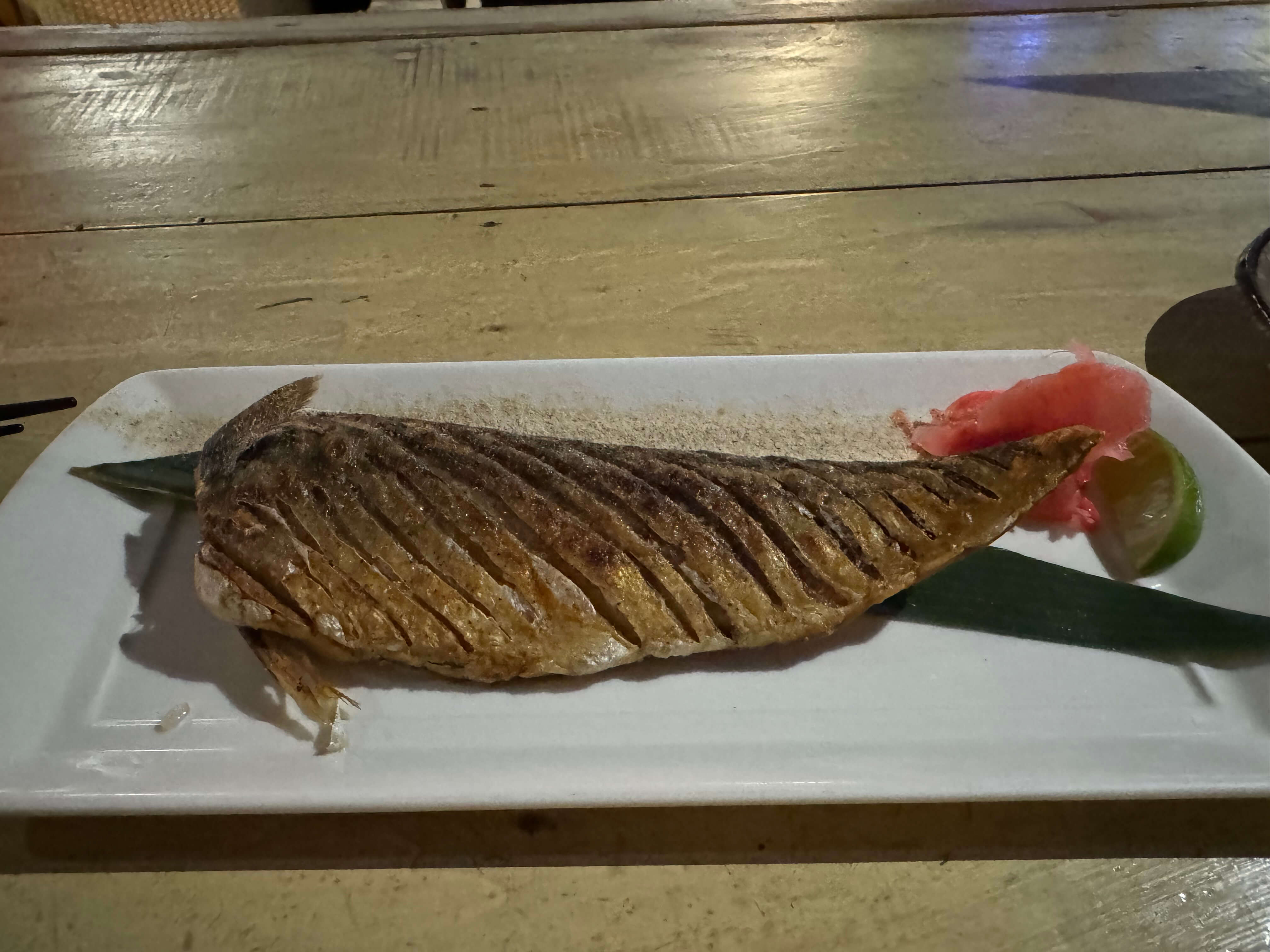 烤鯖魚，外皮金黃酥脆，肉質鮮嫩