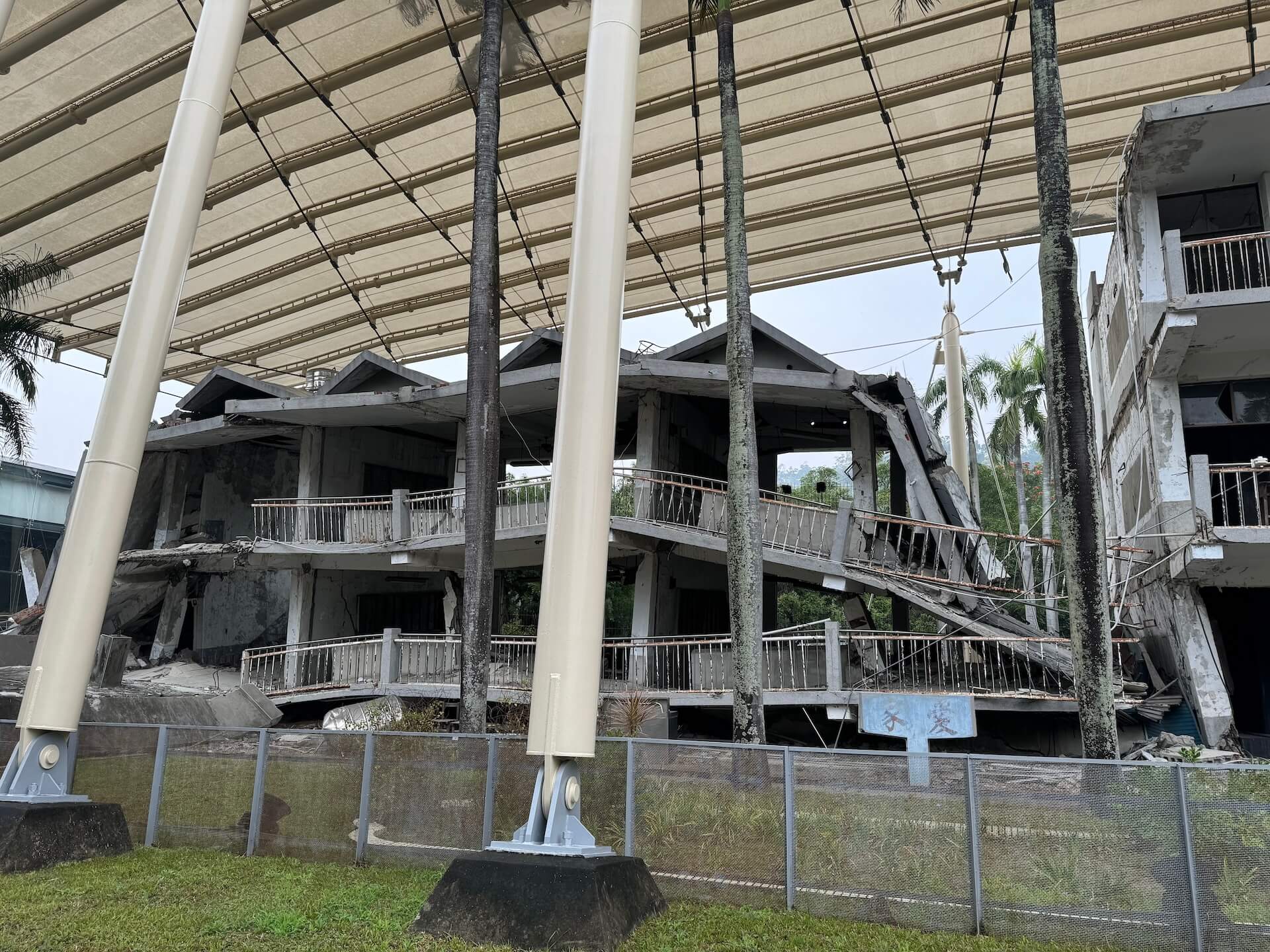 倒塌的校舍，建築斷裂嚴重