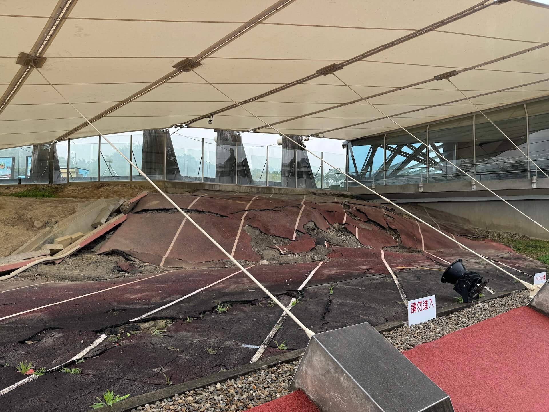 運動場遺跡，地震後地面被擠壓成波浪狀