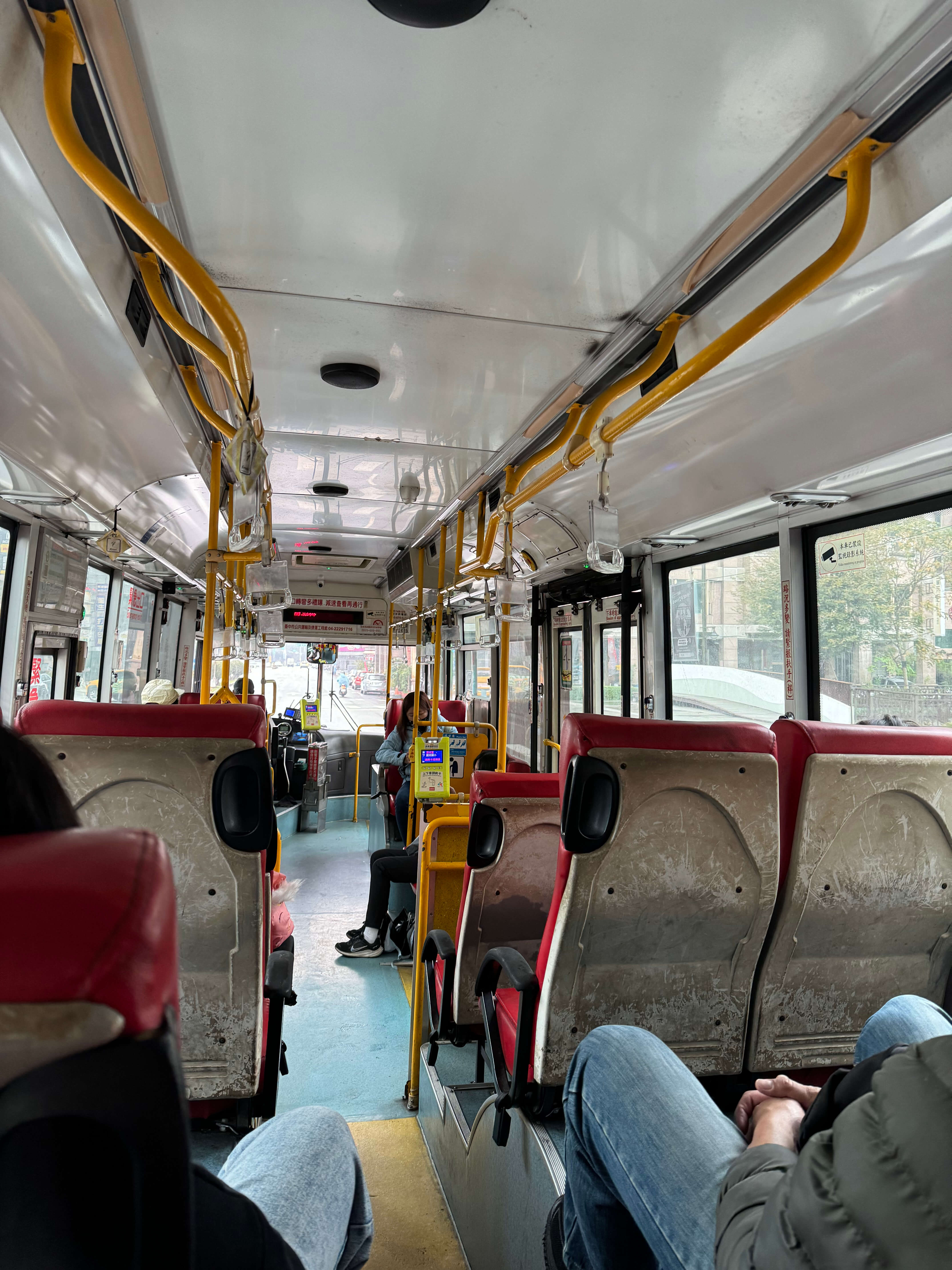 台中公車，行駛中的車內畫面