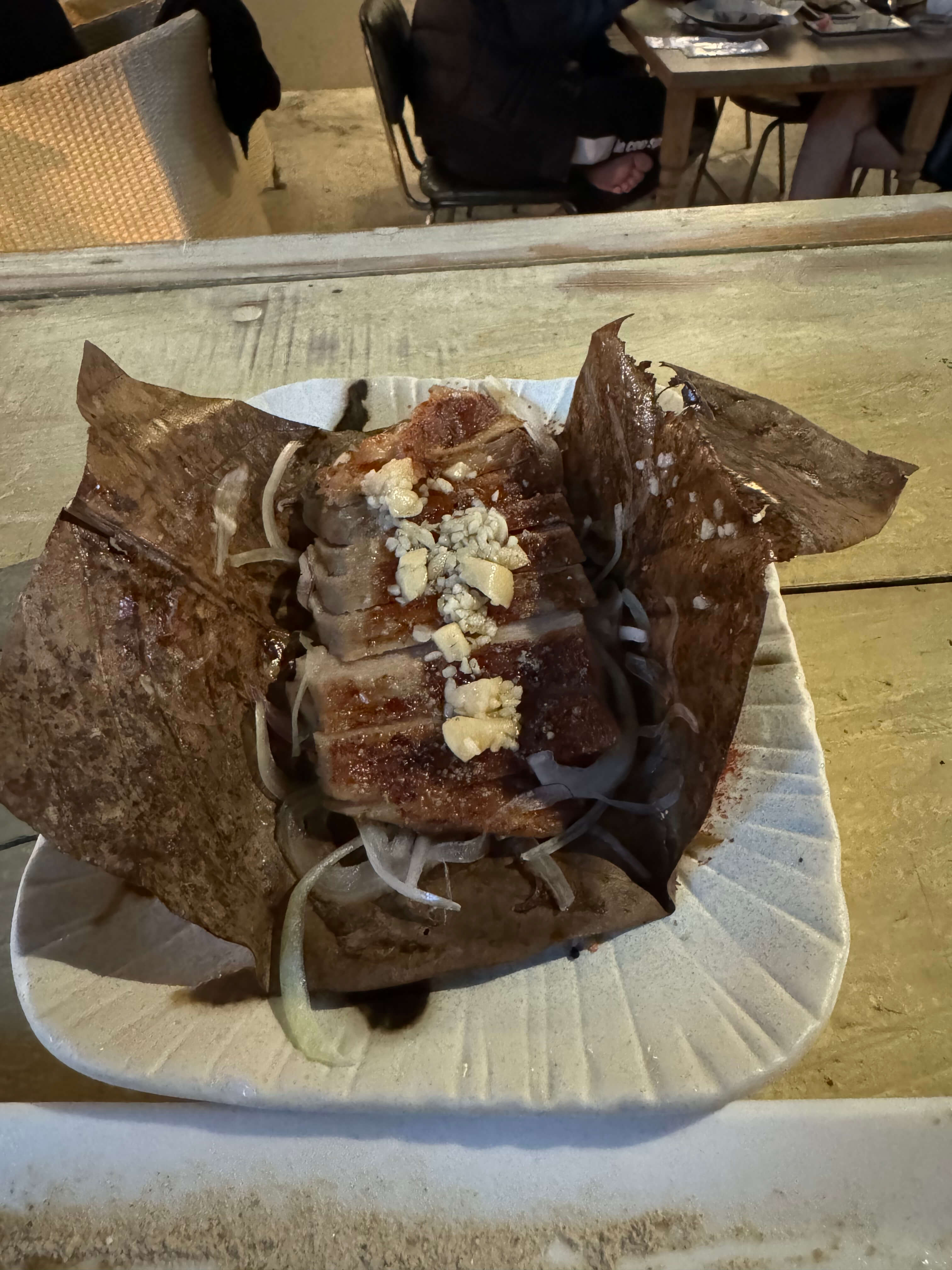 烤豬頸肉，油脂分佈均勻，外酥內嫩