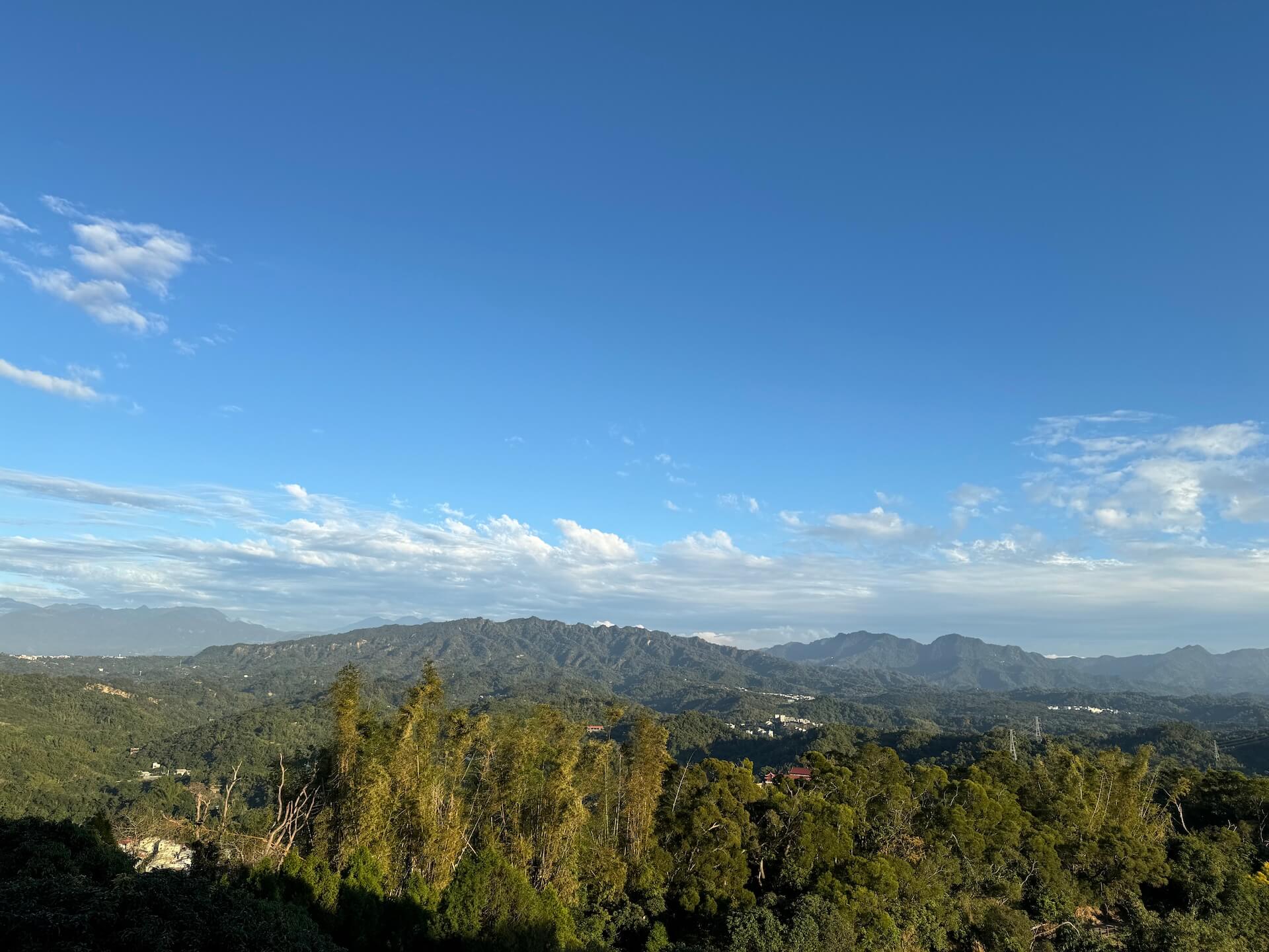 沿途的山景，雖然沒吃到美食但風景很棒