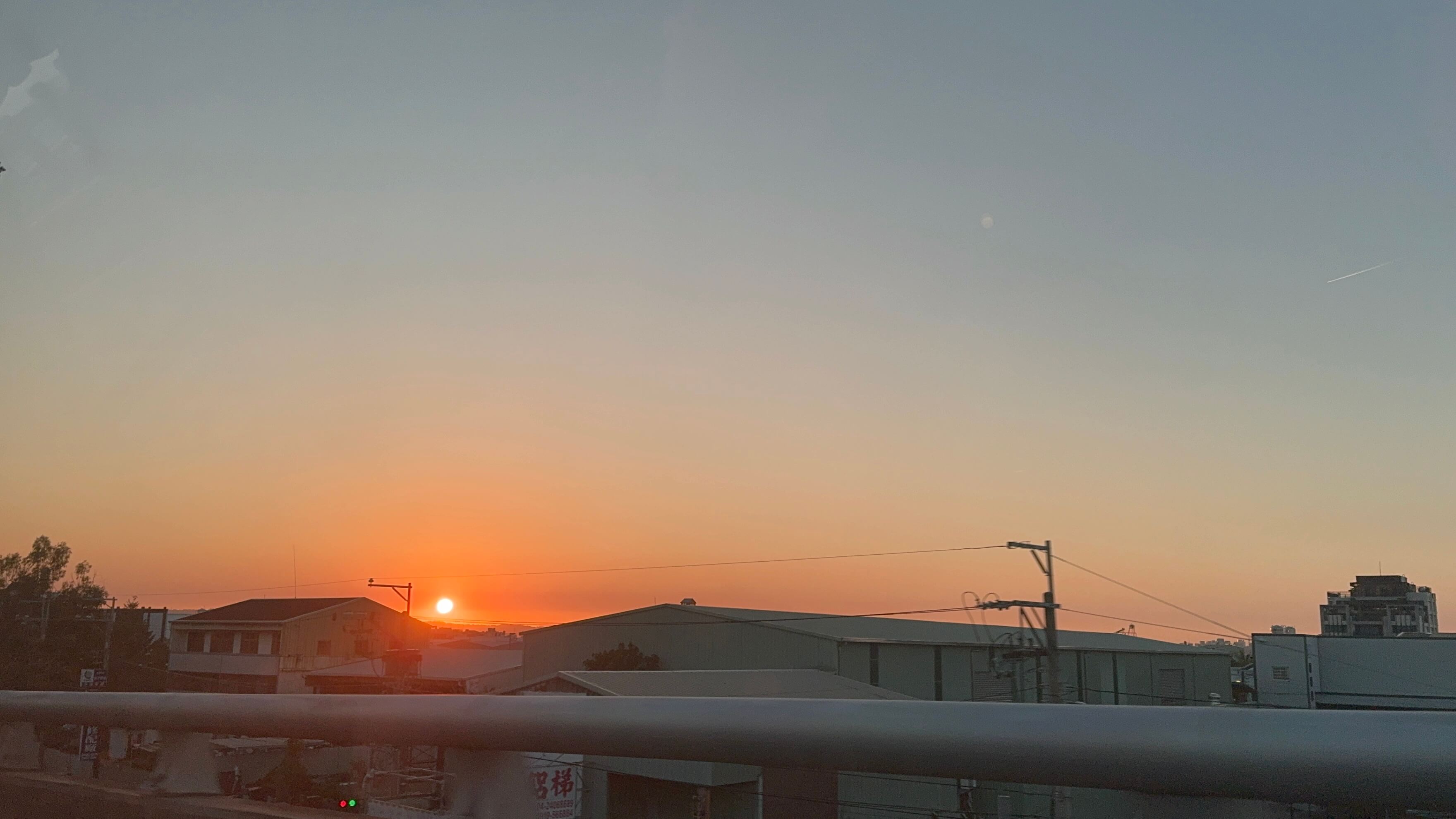 回程路上，夕陽映照著台中的天空
